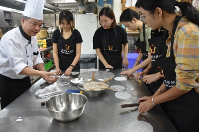 CC5101 中國飲食文化 (香港星廚管理學校 (烹調蝦餃、 奶王包與咕嚕肉))_14